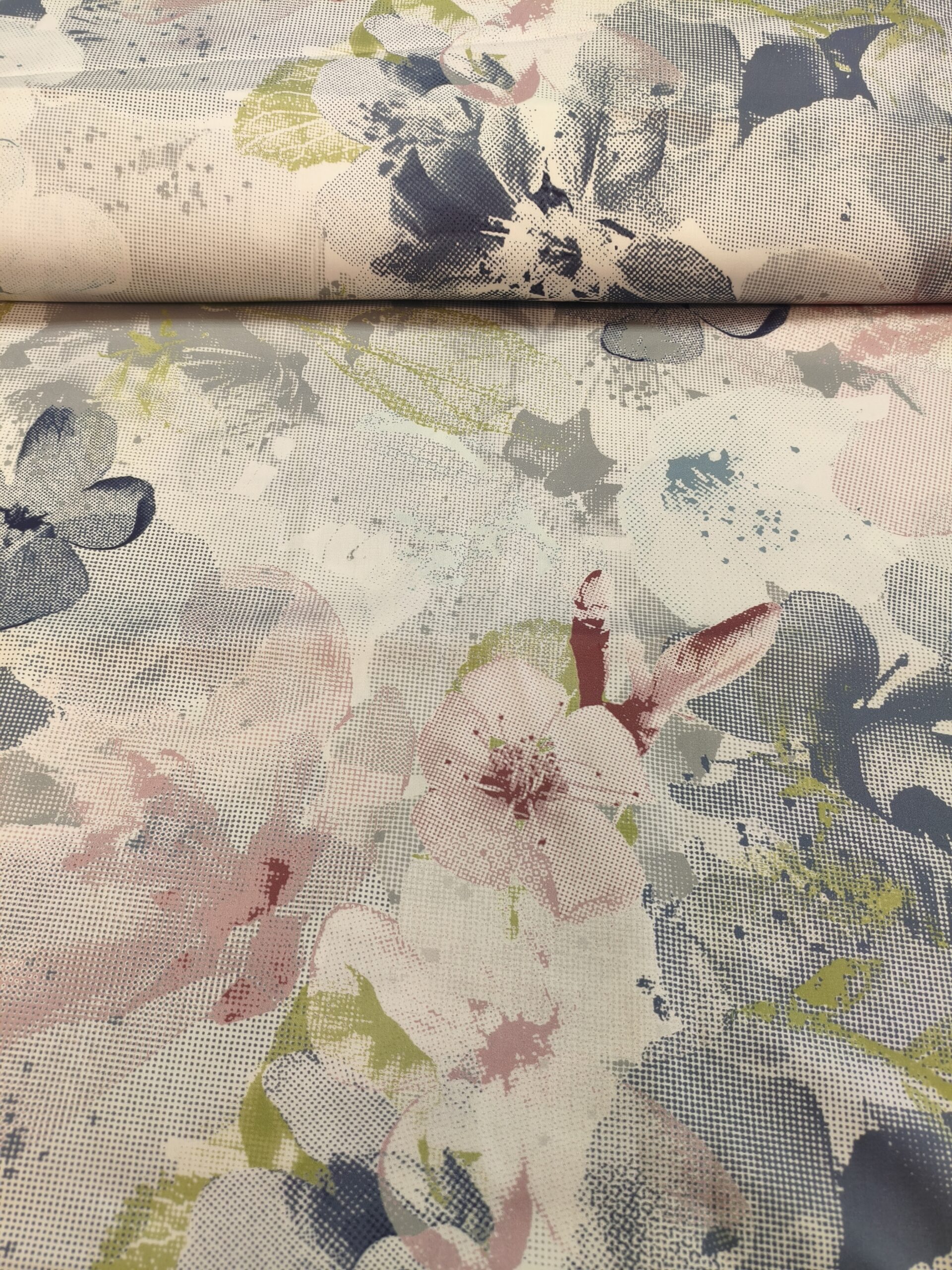 Satino audinys "Ledinės gėlės"